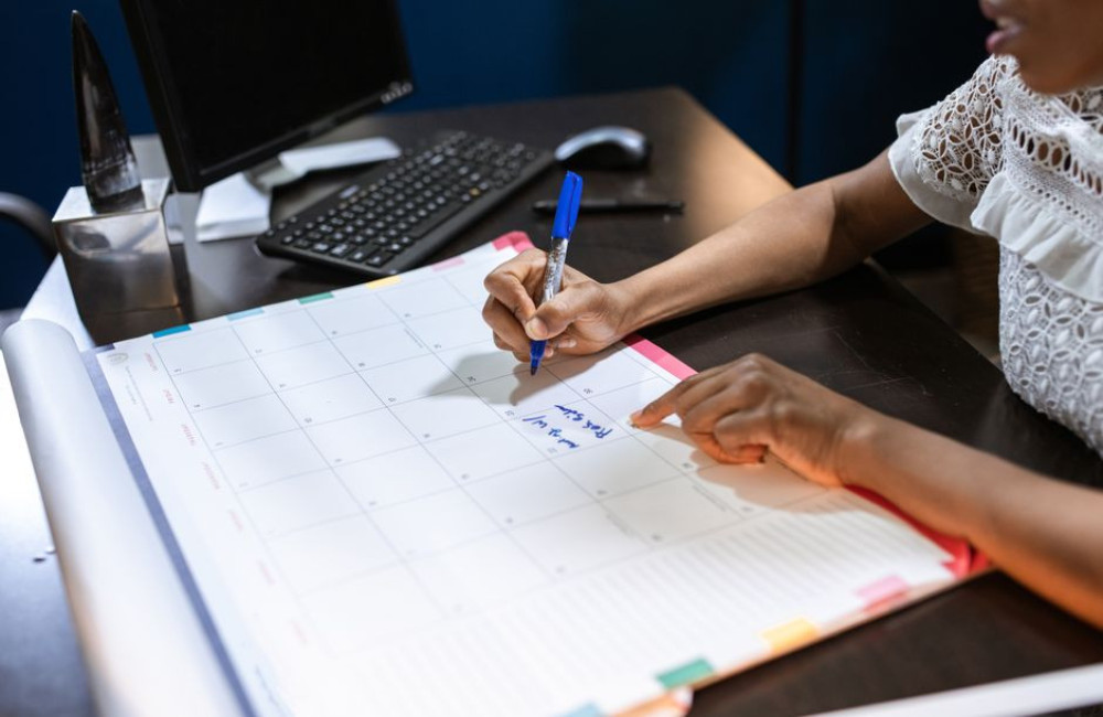 Voor welke datum moet je opzeggen om per 1 november 2026 uit dienst te zijn